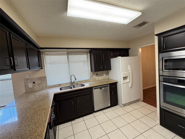 Building Photo - 3031 Green Fields Dr