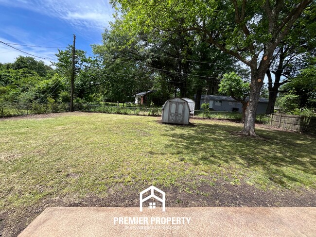 Building Photo - Spacious 4BR/2BA Home in Whitehaven | Hardwood Floors & 2-Car Garage