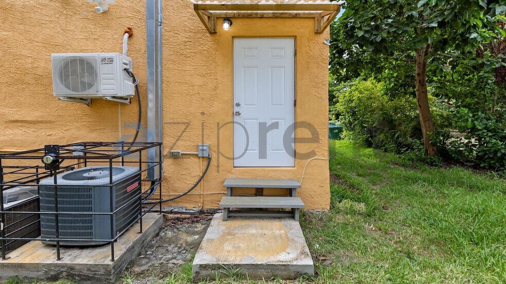 Building Photo - Unit