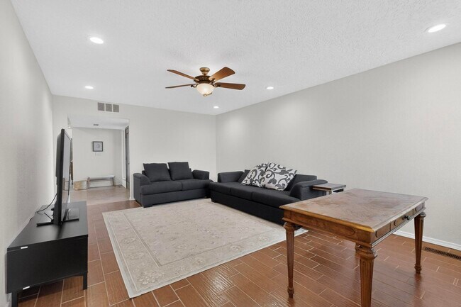 Building Photo - 9735 Village Green Dr NE