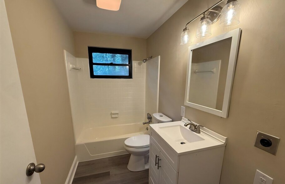 Building Photo - 904 8th Ave SW