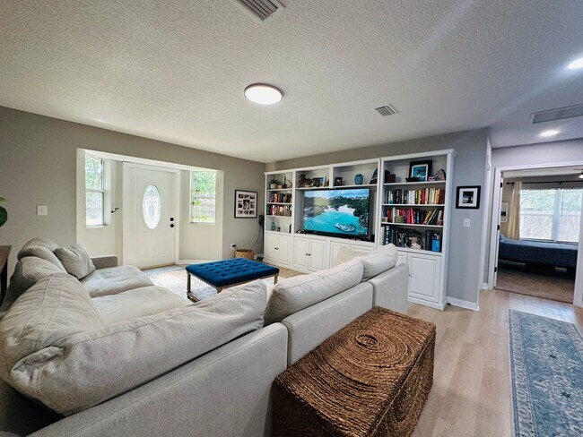 Building Photo - Spacious 6-Bedroom Rental in Spanish Point...