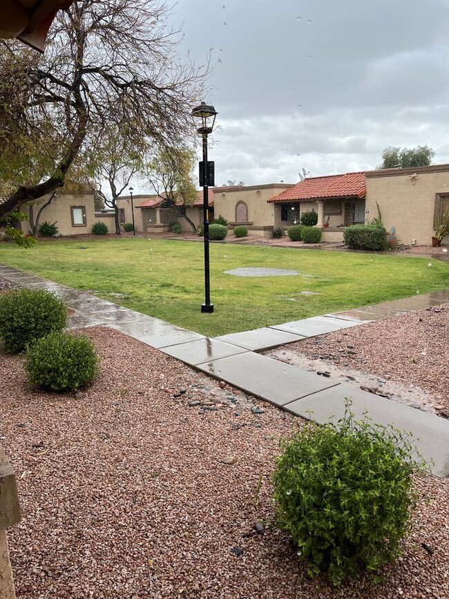 Building Photo - **STUNNING RENOVATED 2 BEDROOM/2 BATHROOM ...