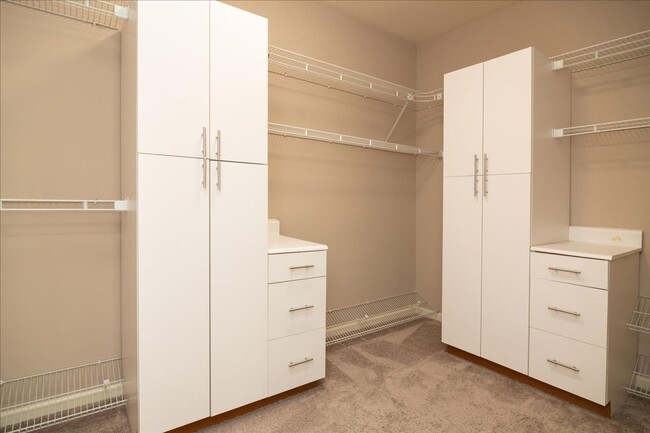 Building Photo - Spacious 4/3.5 in Highly Sought-After Buck...