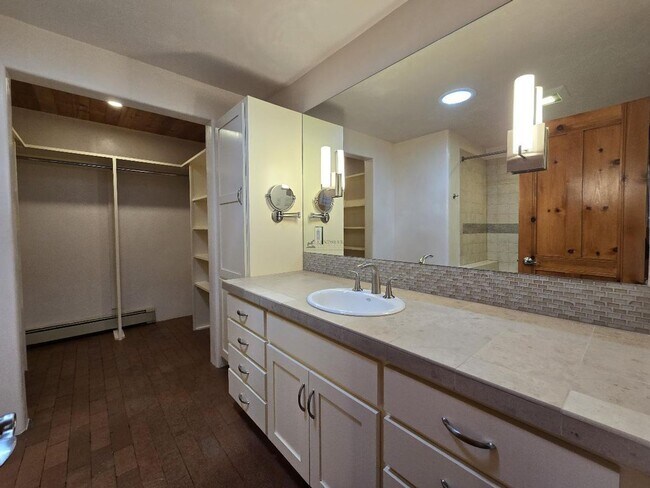 Building Photo - 133 Valley Dr