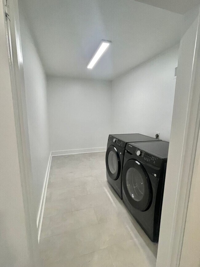 Building Photo - Renovated 2 bedroom 1 bathroom with office space Baldwin Park