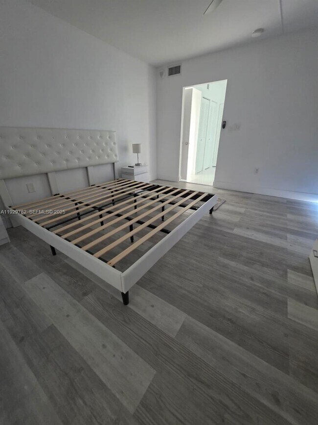 Building Photo - 3701 N Country Club Dr