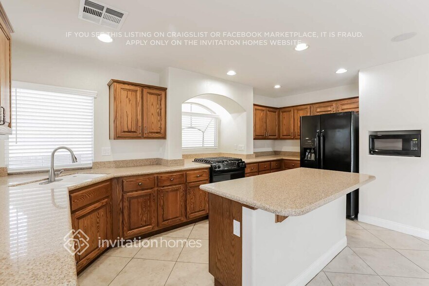 Building Photo - 10870 Fishers Island St