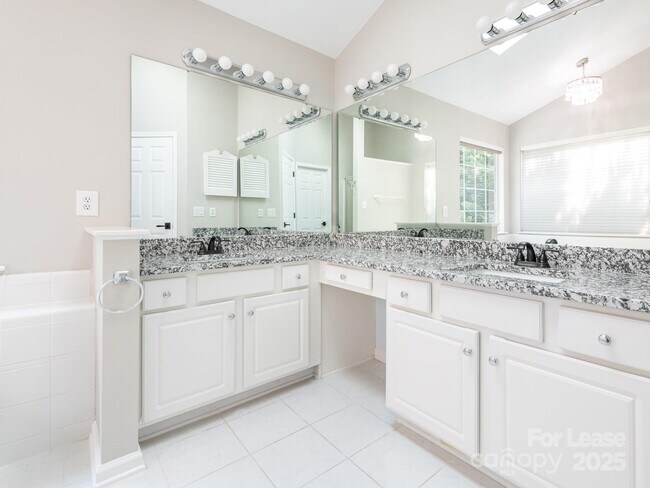 Building Photo - 6211 Rosebriar Ln
