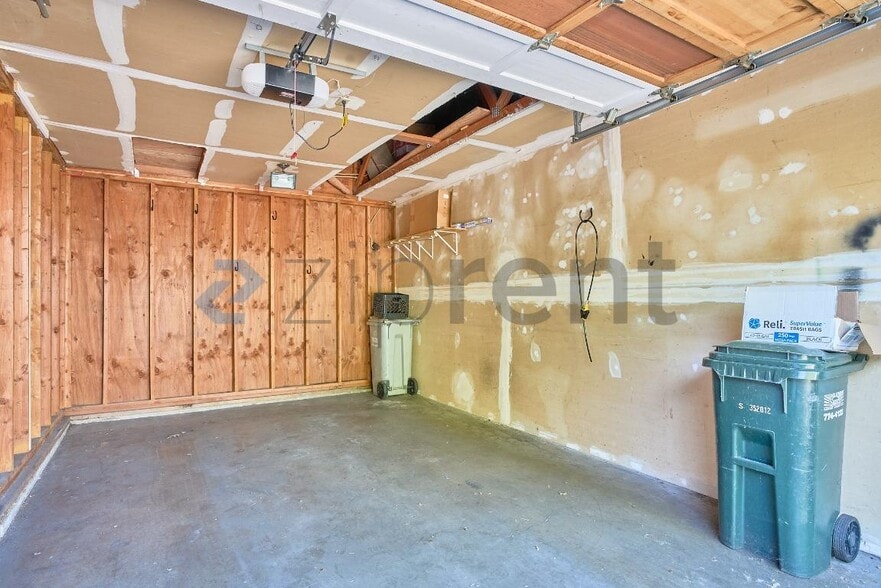 Building Photo - Unit