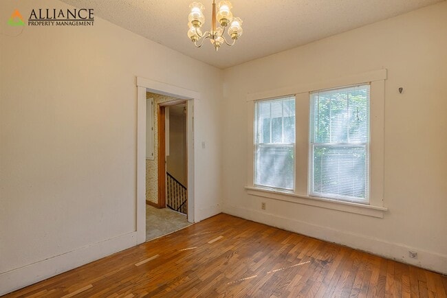 Building Photo - Perfect Location!