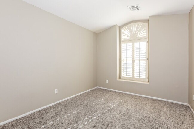 Building Photo - 672 E Lovegrass Dr