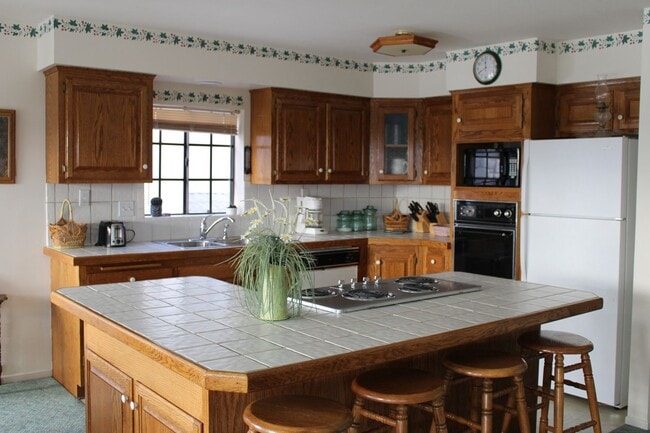 Building Photo - Riverfront 4 Bedroom Vacation Home Includes utiliities