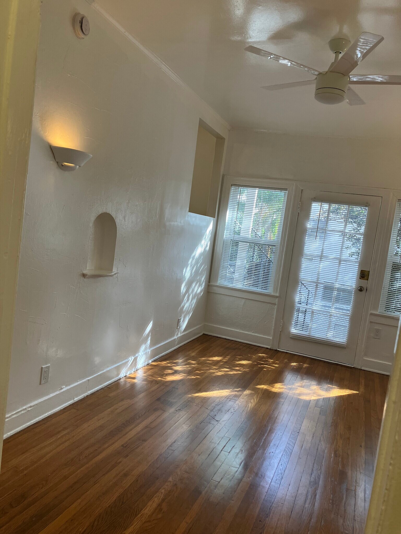 Building Photo - 2035 N Vista del Mar Ave