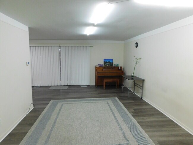 Building Photo - 448 N Fox Hills Dr