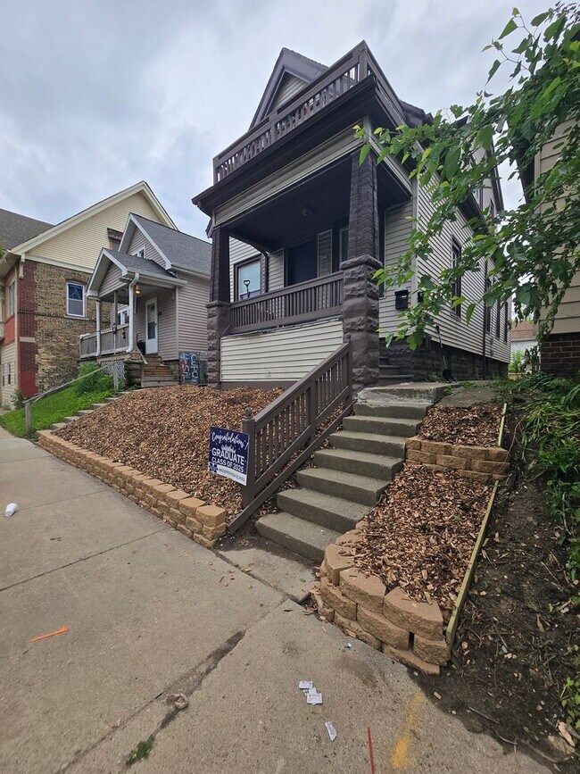 Building Photo - 523 E Locust St