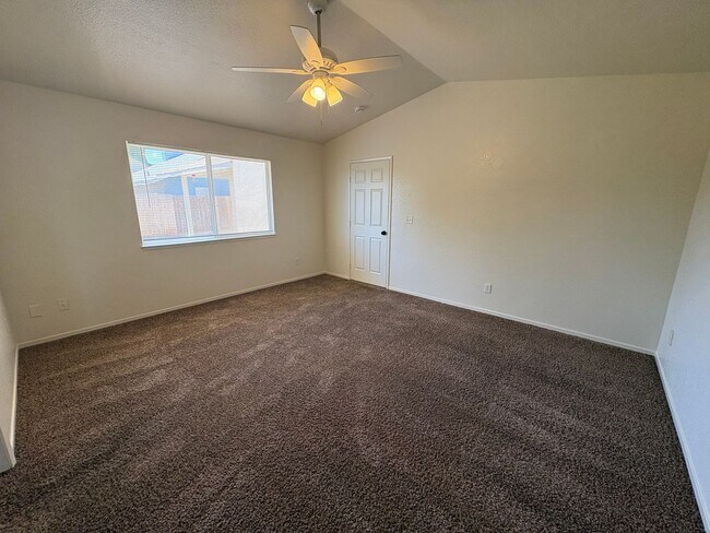 Building Photo - Cozy Home On Spacious Lot In Tulare Available Now!