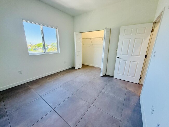 Building Photo - 1295 W 69th St