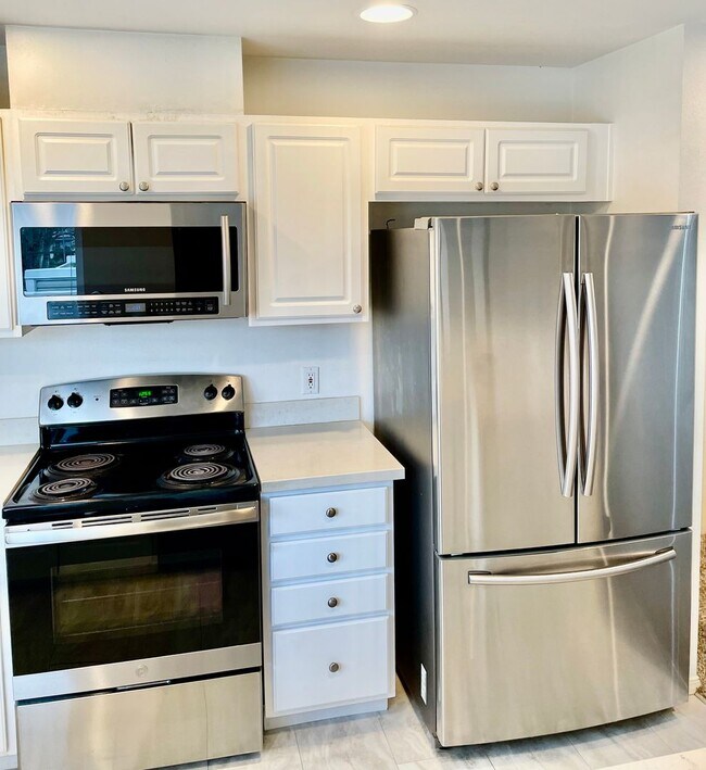 Building Photo - 2 Bed / 1 bath townhome at Summerhill Village in Issaquah $2,895/mo