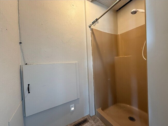 Building Photo - Blue Mound 1 bed, 1 bath