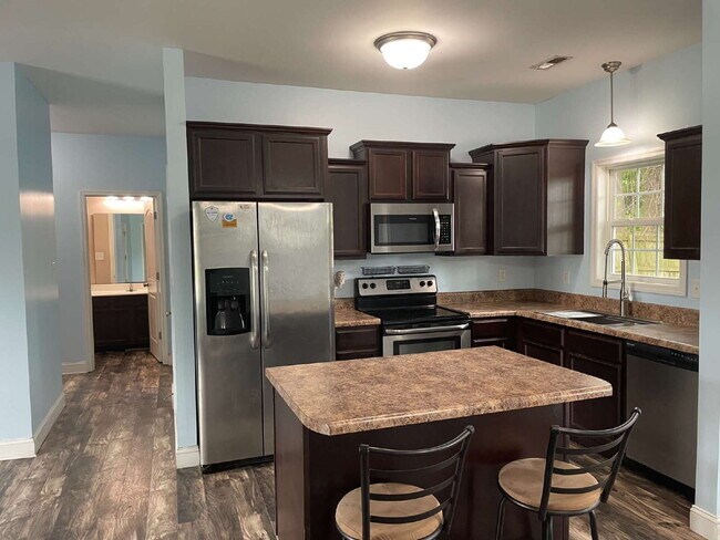 Building Photo - Pet Friendly Three Bedroom Two Full Bathro...