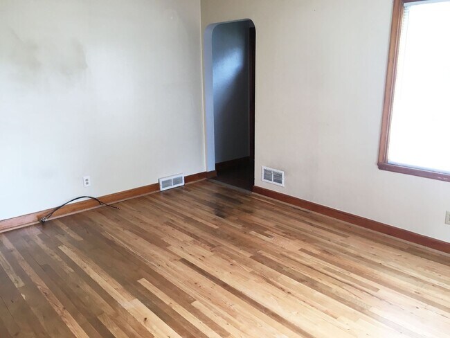 Building Photo - 3 Bedroom, 2 Bath Single Family Home with ...