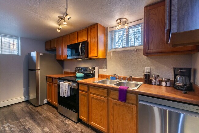 Building Photo - Charming Garden Level 2-Bedroom in Denver