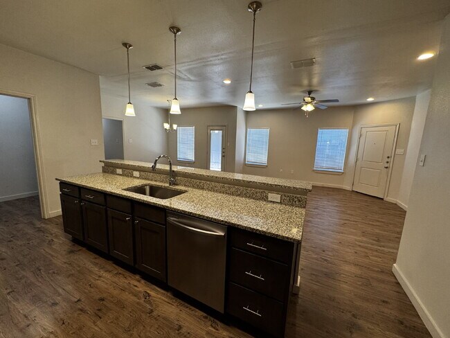 Building Photo - Beautiful Townhome Located in Veridian Eas...