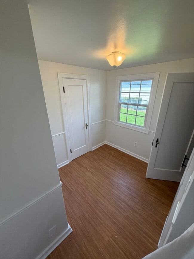 Building Photo - Charming 3 Bedroom with a Large Fenced Yard!