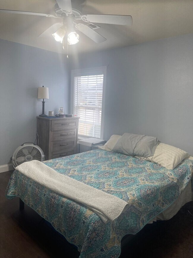 Building Photo - 802 W Longleaf Dr