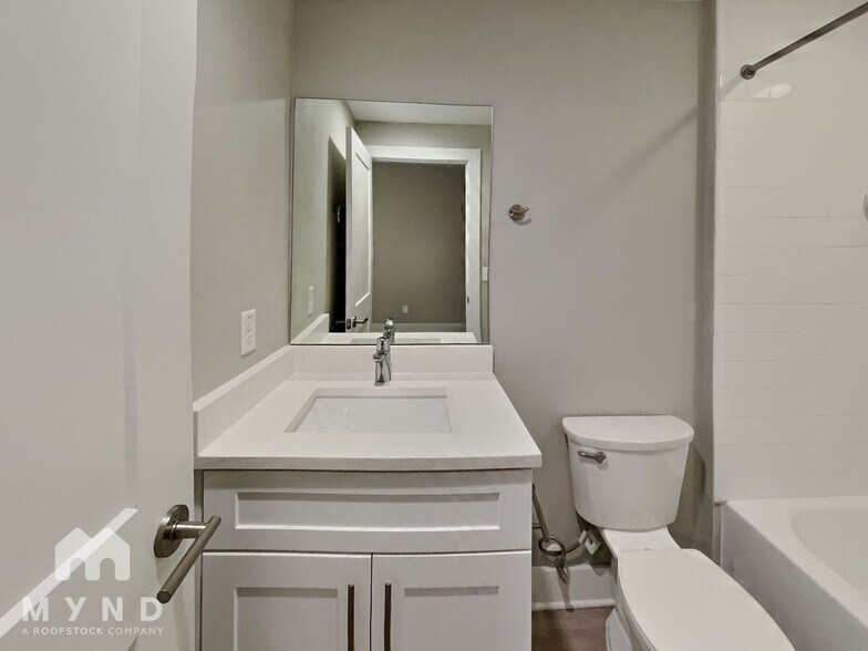 Building Photo - 829 E Orange St