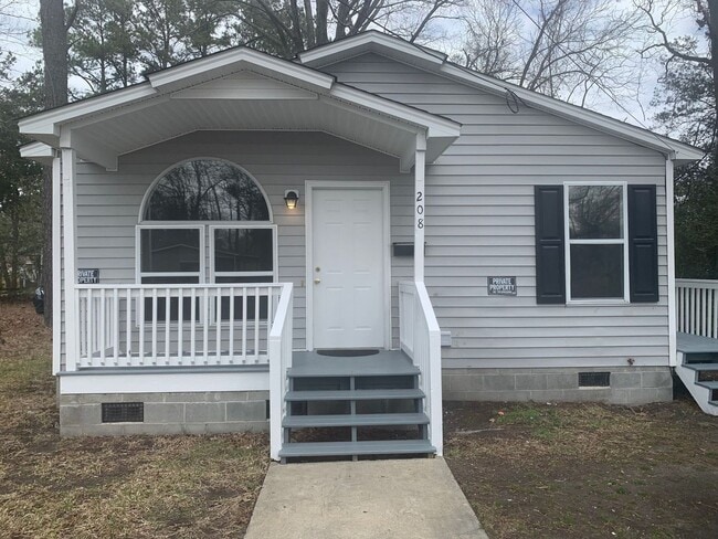Building Photo - Cute home located in City Limits