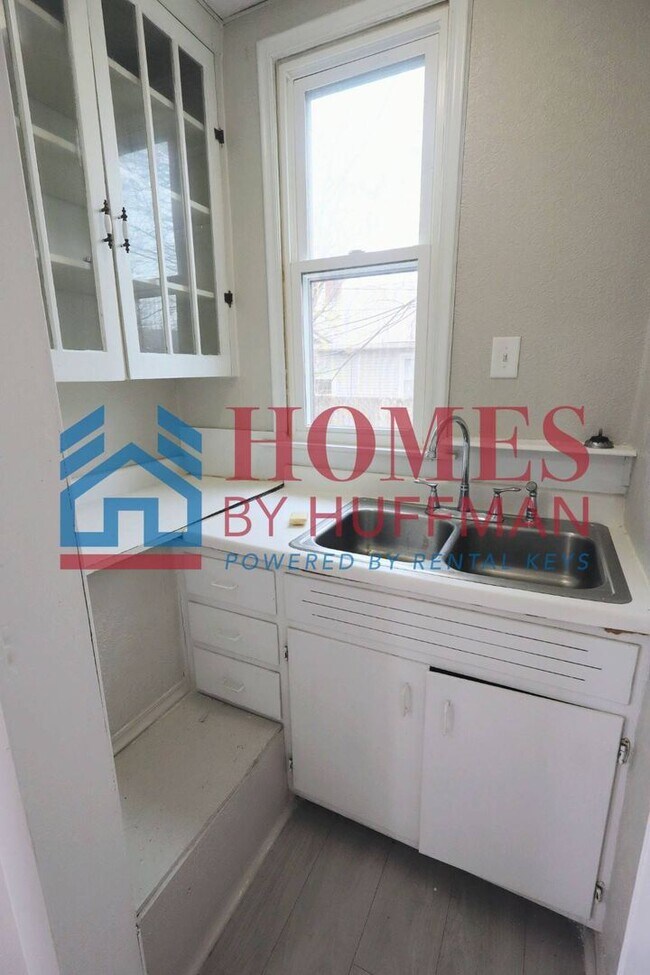 Building Photo - Two Bedroom House