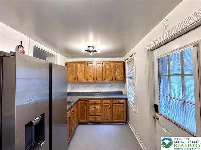 Building Photo - 527 Bradley St