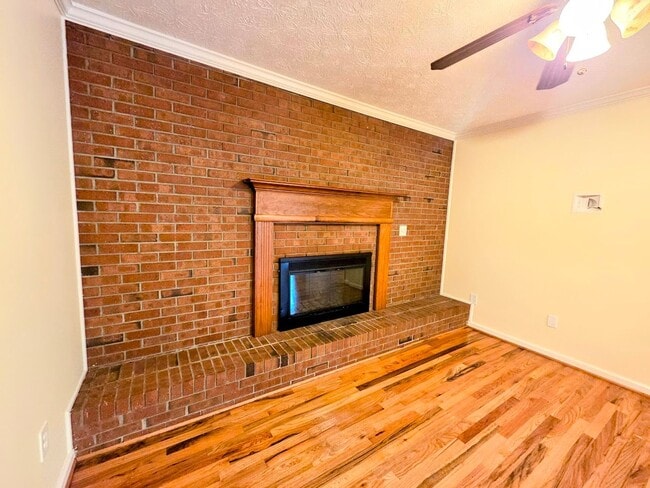 Building Photo - 3 Bedroom Brick Home