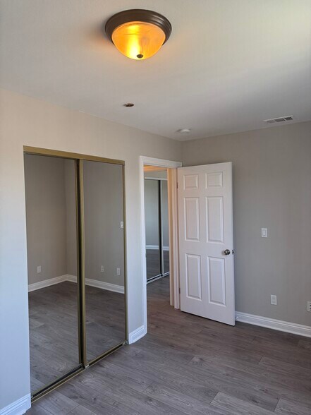 Building Photo - 430 1/2 W 59th Pl