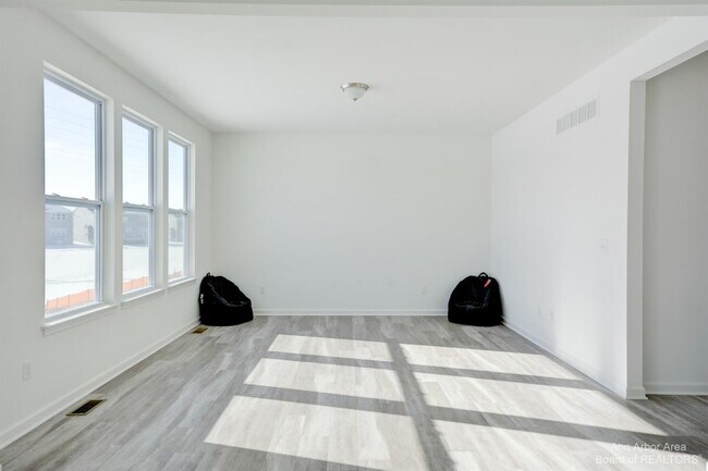 Building Photo - 9480 White Tail Dr