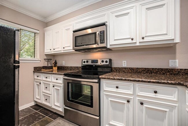 Building Photo - 2330 Lakewood Yacht Club Dr