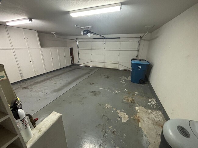 Building Photo - Beautiful 3 bed 2.5 bath townhouse in Spanish Trails!