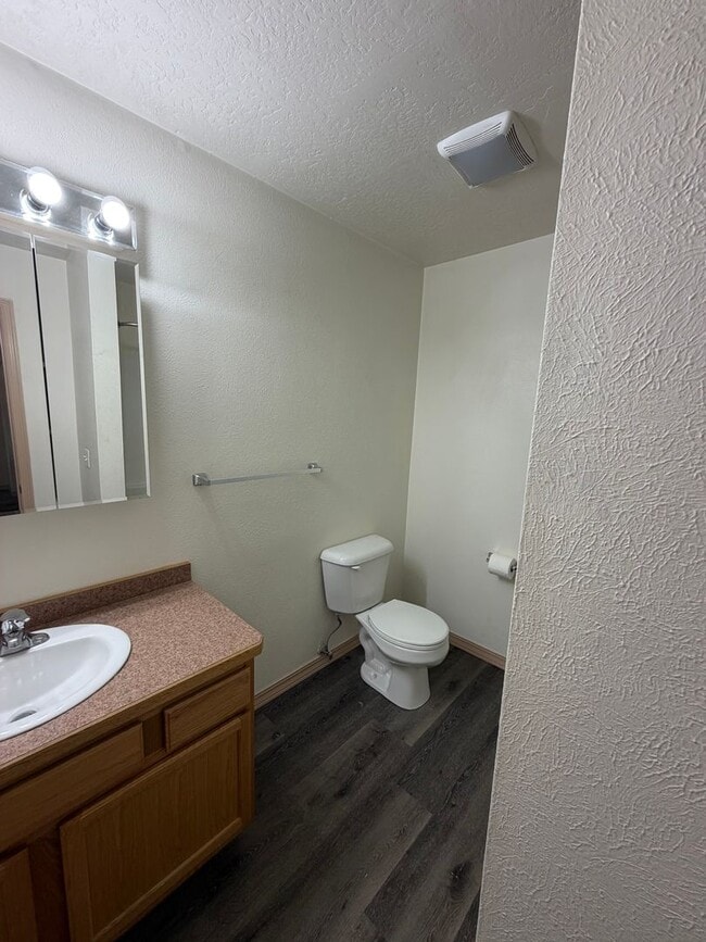 Building Photo - Southgate Triangle - 2 Bed - 1 Bath *Exterior Improvements Underway*