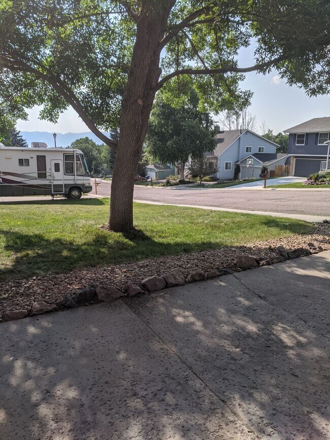 Building Photo - Old Farm tri-level with basement