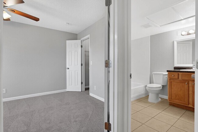 Building Photo - 1/1 Condo in Gated Lakefront Community ~ Laminate Flooring and Brand-New SS Appliances!!