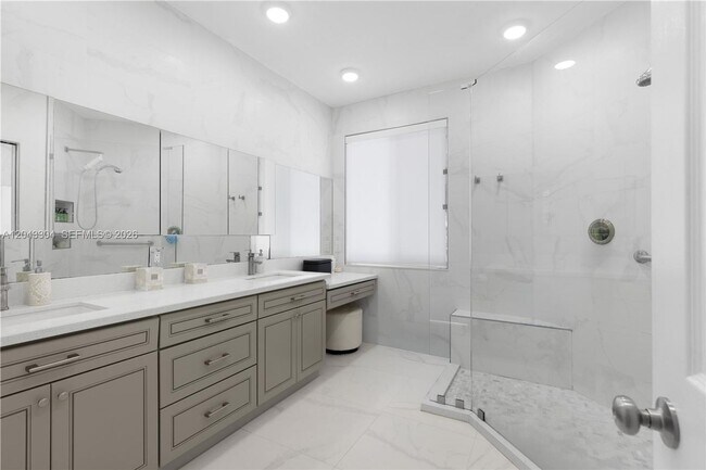 Building Photo - 1102 Camellia Cir