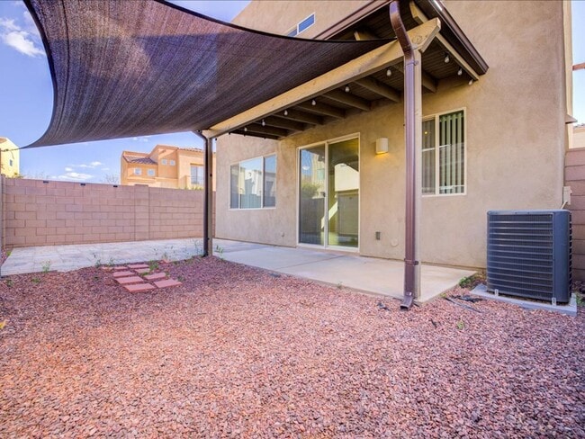 Building Photo - 3 Bedroom 2.5 Bath   $200.00 OFF FIRST FULL MONTHS RENT