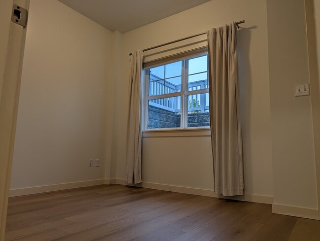 Building Photo - 1918 Northeast Kenyon Court