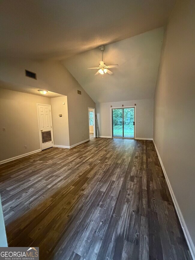 Building Photo - 302 Admiral's Walk Dr
