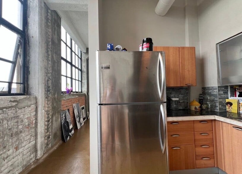 Building Photo - 6533 E Jefferson Ave