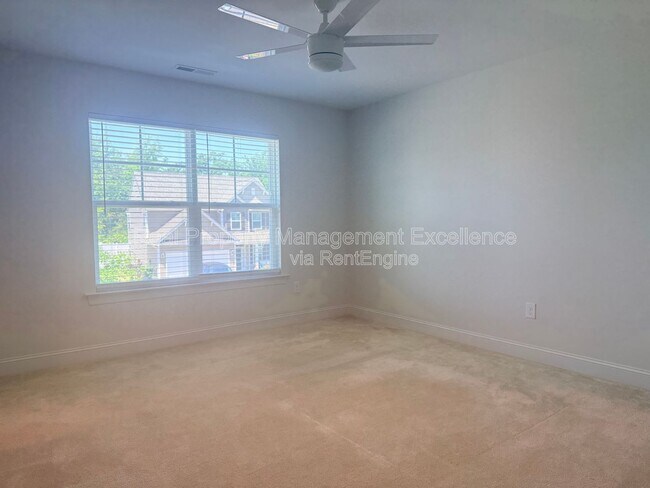 Building Photo - 16 Clear Creek Cir