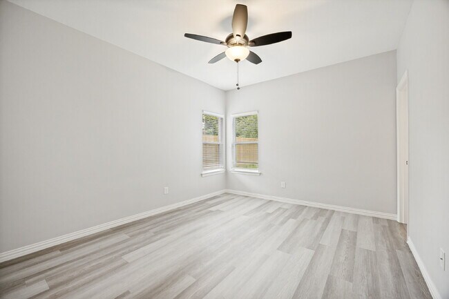 Building Photo - "Charming 3-Bed Home with Granite Elegance on East Pecan Street, Sherman, TX!"