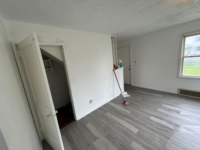 Building Photo - 832 S Central Dr